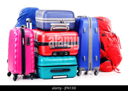 Assurance composé de grosses valises et sacs à dos isolé sur blanc. Banque D'Images