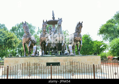 Krishna géant-char arjuna fait de bronze metal, situé à brahma sarovar kurukshetra, Haryana, est un grand charme pour les pèlerins. Banque D'Images