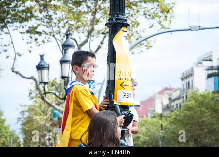 Barcelone, Espagne - 11 SEPTEMBRE : les enfants agitant des drapeaux au cours de 'Catalan', silencieux pour démonstration Catalogne indépendante à Barcelone, Espagne sur la Se Banque D'Images