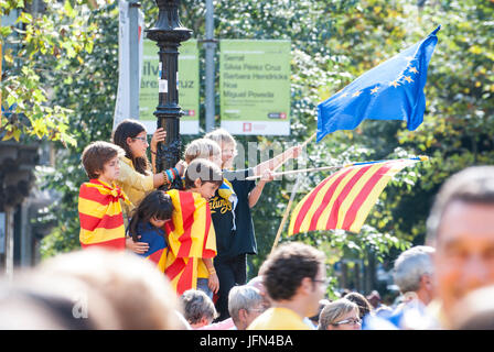 Barcelone, Espagne - 11 SEPTEMBRE : les enfants agitant des drapeaux au cours de 'Catalan', silencieux pour démonstration Catalogne indépendante à Barcelone, Espagne sur la Se Banque D'Images