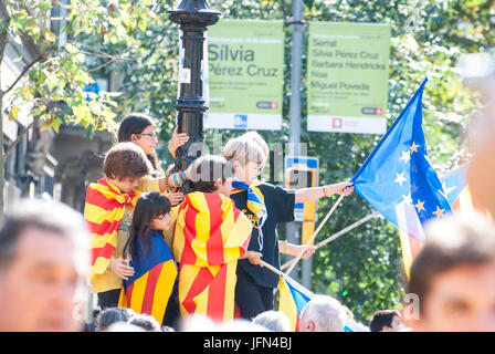 Barcelone, Espagne - 11 SEPTEMBRE : les enfants agitant des drapeaux au cours de 'Catalan', silencieux pour démonstration Catalogne indépendante à Barcelone, Espagne sur la Se Banque D'Images