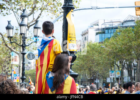 Barcelone, Espagne - 11 SEPTEMBRE : les enfants agitant des drapeaux au cours de 'Catalan', silencieux pour démonstration Catalogne indépendante à Barcelone, Espagne sur la Se Banque D'Images