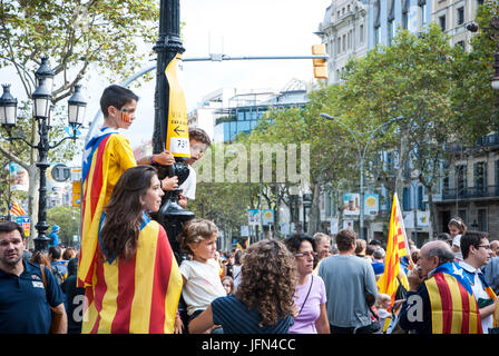 Barcelone, Espagne - 11 SEPTEMBRE : les enfants agitant des drapeaux au cours de 'Catalan', silencieux pour démonstration Catalogne indépendante à Barcelone, Espagne sur la Se Banque D'Images