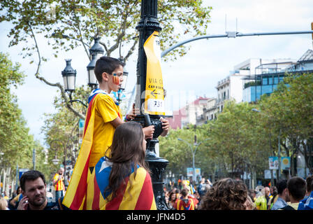 Barcelone, Espagne - 11 SEPTEMBRE : les enfants agitant des drapeaux au cours de 'Catalan', silencieux pour démonstration Catalogne indépendante à Barcelone, Espagne sur la Se Banque D'Images