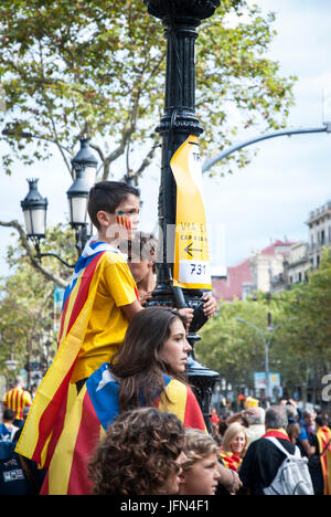 Barcelone, Espagne - 11 SEPTEMBRE : les enfants agitant des drapeaux au cours de 'Catalan', silencieux pour démonstration Catalogne indépendante à Barcelone, Espagne sur la Se Banque D'Images