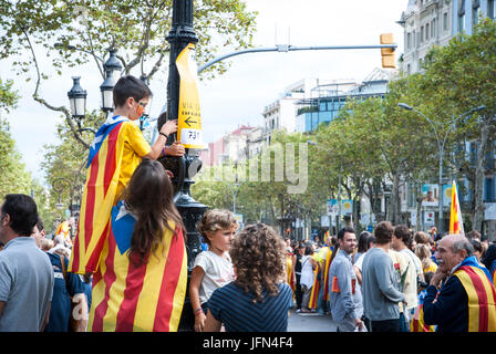 Barcelone, Espagne - 11 SEPTEMBRE : les enfants agitant des drapeaux au cours de 'Catalan', silencieux pour démonstration Catalogne indépendante à Barcelone, Espagne sur la Se Banque D'Images