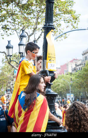 Barcelone, Espagne - 11 SEPTEMBRE : les enfants agitant des drapeaux au cours de 'Catalan', silencieux pour démonstration Catalogne indépendante à Barcelone, Espagne sur la Se Banque D'Images