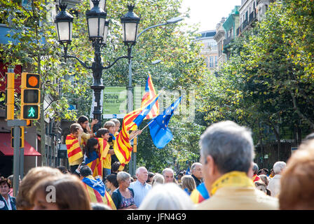 Barcelone, Espagne - 11 SEPTEMBRE : les enfants agitant des drapeaux au cours de 'Catalan', silencieux pour démonstration Catalogne indépendante à Barcelone, Espagne sur la Se Banque D'Images