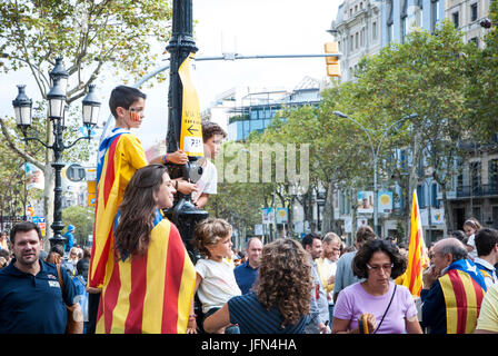 Barcelone, Espagne - 11 SEPTEMBRE : les enfants agitant des drapeaux au cours de 'Catalan', silencieux pour démonstration Catalogne indépendante à Barcelone, Espagne sur la Se Banque D'Images