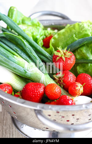 Salade de fraises avec dressing Banque D'Images