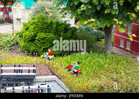 Billund, Danemark - 27 juillet 2017 : Deux motards fabriqué à partir de briques lego dans les paysages des villages, Legoland Danemark Banque D'Images