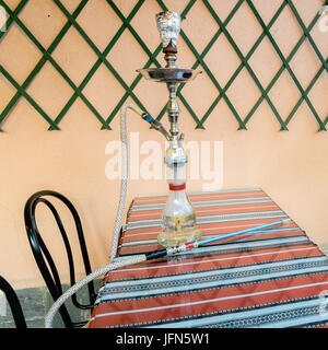 / Shisha hooka / nargile pipe sur une table Banque D'Images