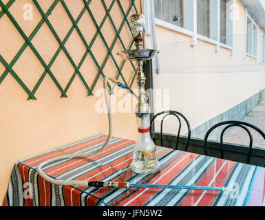 / Shisha hooka / nargile pipe sur une table Banque D'Images