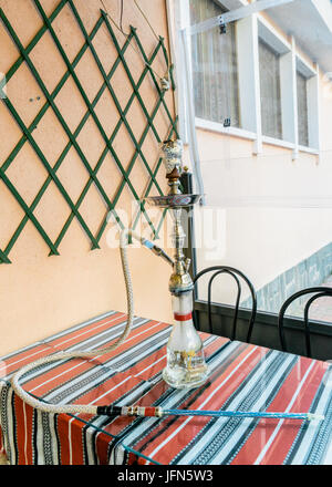 / Shisha hooka / nargile pipe sur une table Banque D'Images