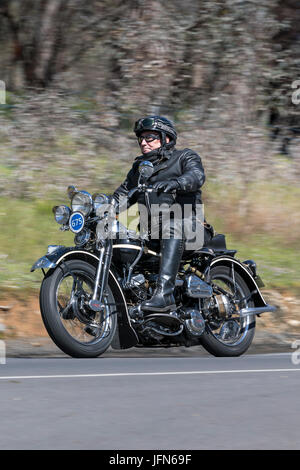 Vintage 1942 Harley Davidson WLA motocyclette sur des routes de campagne près de la ville de Birdwood, Australie du Sud.