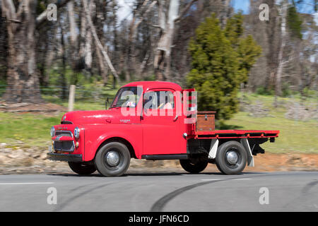 Vintage 1955 Dodge Fargo la conduite de camions sur les routes de campagne près de la ville de Birdwood, Australie du Sud. Banque D'Images