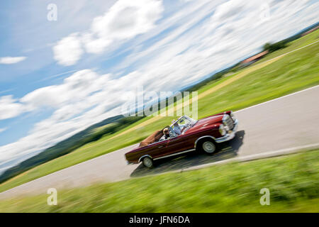 Mercedes-Benz 250 SE Cabriolet - voiture de collection sur la route Banque D'Images