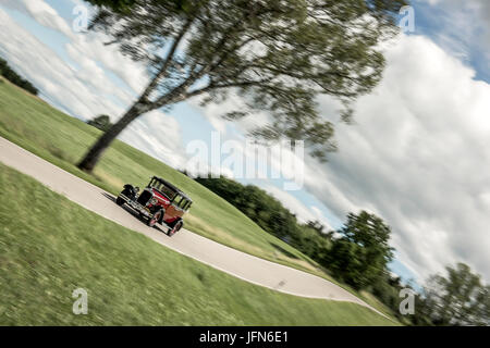 Citroen AC 4F 1931 - voiture de collection sur la route Banque D'Images