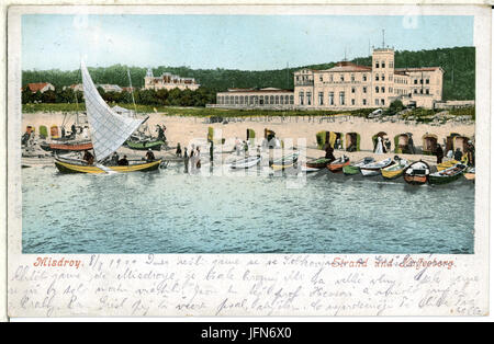 Une carte postale de Misdroy, 1898, représentant la côte de la mer Baltique en Pologne avec des plages, des chaloupes et des voiliers. Publié par Brück & Sohn, il présente le paysage et l'architecture de Miedzyzdroje, y compris les hôtels et les chaises de plage Strandkorb. Banque D'Images