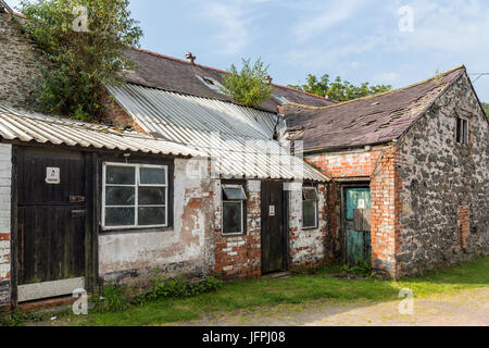 Les bâtiments agricoles abandonnés avec garder hors des signes, tour ferme, Llangollen, Denbighshire, Wales Banque D'Images