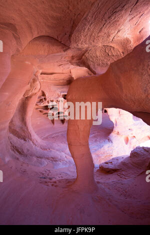 Valley of Fire Nevada, Grotte Windstone Arch formation incendie Banque D'Images