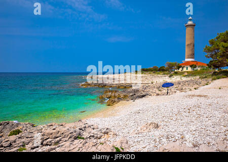 Phare de Veli Rat turquoise et vue sur la plage, l'île de Dugi Otok, Dalmatie, Croatie Banque D'Images