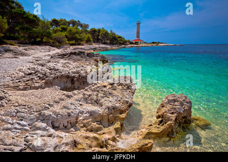 Phare de Veli Rat turquoise et vue sur la plage, l'île de Dugi Otok, Dalmatie, Croatie Banque D'Images