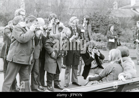 Les photographes de presse en prenant des photos des actrices britannique Glenda Jackson et Susannah York en 1974. Banque D'Images