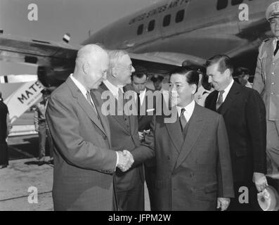 Le président Dwight D. Eisenhower et le secrétaire d'État John Foster Dulles du Vietnam du Sud salue le président Ngo Dinh Diem à l'Aéroport National de Washington. Le 8 mai 1957 Banque D'Images