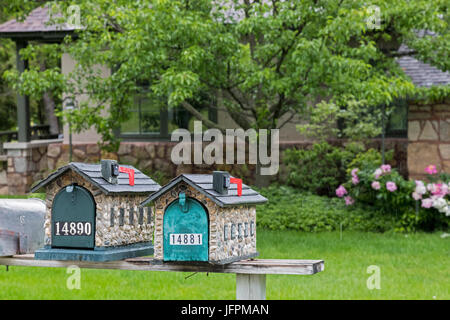 Charlevoix, Michigan - Boîtes aux lettres près de certains des deux douzaines de maisons "champignon" conçu par Earl Young, qui disposent de lignes ondulantes et utilisation intensive Banque D'Images