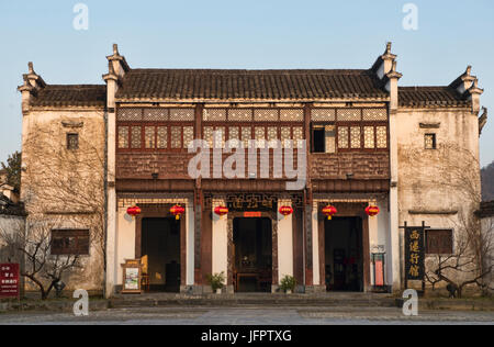 Un clan restauré à une boutique guesthouse dans le patrimoine mondial de l'ancien village de Xidi, Anhui, Chine Banque D'Images