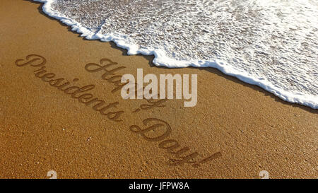 Présidents heureux jour écrit en plage avec du sable et de la mer Banque D'Images