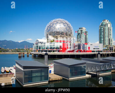 Au monde des sciences Telus World of Science (arrière-plan) et la zone Dragon Paddling Club (premier plan) sur False Creek à Vancouver, BC, Canada. Banque D'Images