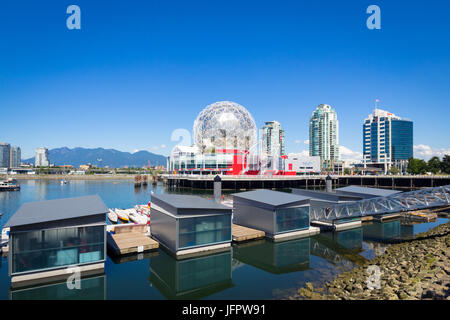 Au monde des sciences Telus World of Science (arrière-plan) et la zone Dragon Paddling Club (premier plan) sur False Creek à Vancouver, BC, Canada. Banque D'Images