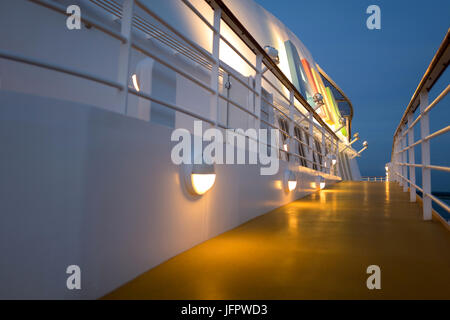 Logo lumineux à l'entonnoir de l'ACRA de navire de croisière AIDAsol. AIDA Cruises est l'une des 10 marques détenues par Carnival Corp. Banque D'Images