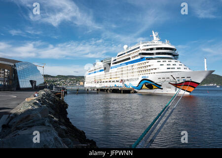 Au 68 Quai de croisière AIDAsol à Trondheim, Norvège. AIDA Cruises est l'une des 10 marques détenues par Carnival Corp. Banque D'Images