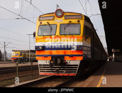 Un train des chemins de fer lettons se prépare à partir de la gare de Riga en Lettonie. Fer lettons est la Compagnie des chemins de fer d'état de Lettonie. Banque D'Images