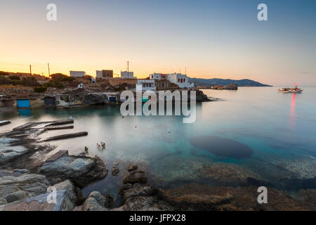 Voile de maisons dans village de pêcheurs sur l'île de Kimolos Goupa en Grèce. Banque D'Images