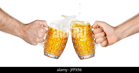 Deux chopes de bière toasting créer splash isolé sur fond blanc. Paire de male hands holding verres à faire des toasts. De la bière Banque D'Images