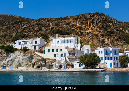 Bâtiments dans le port de Psathi sur l'île de Kimolos, Grèce. Banque D'Images