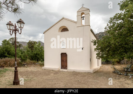 Chapelle St François et lampe de rue sous un ciel nuageux près du village de Zilia en Balagne Corse Banque D'Images