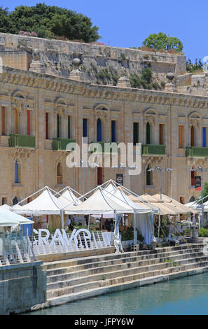Le 19ème siècle les entrepôts, sur Pinto Wharf, sur Valletta Waterfront, régénéré, prêt pour le statut de ville européenne de la Culture en 2018, à Malte Banque D'Images