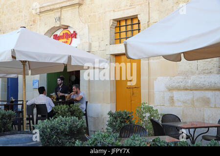 Le 19ème siècle les entrepôts, sur Pinto Wharf, sur Valletta Waterfront, régénéré, prêt pour le statut de ville européenne de la Culture en 2018, à Malte Banque D'Images