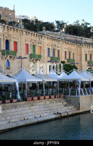 Le 19ème siècle les entrepôts, sur Pinto Wharf, sur Valletta Waterfront, régénéré, prêt pour le statut de ville européenne de la Culture en 2018, à Malte Banque D'Images