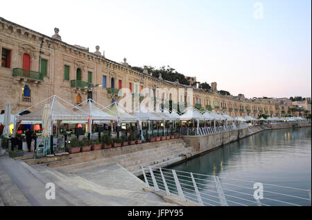 Le 19ème siècle les entrepôts, sur Pinto Wharf, sur Valletta Waterfront, régénéré, prêt pour le statut de ville européenne de la Culture en 2018, à Malte Banque D'Images