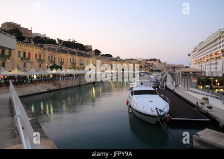 Le 19ème siècle les entrepôts, sur Pinto Wharf, sur Valletta Waterfront, régénéré, prêt pour le statut de ville européenne de la Culture en 2018, à Malte Banque D'Images