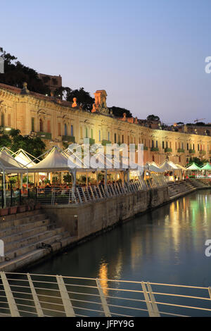 Le 19ème siècle les entrepôts, sur Pinto Wharf, sur Valletta Waterfront, régénéré, prêt pour le statut de ville européenne de la Culture en 2018, à Malte Banque D'Images