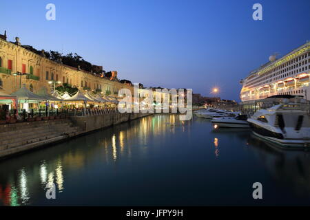 Le 19ème siècle les entrepôts, sur Pinto Wharf, sur Valletta Waterfront, régénéré, prêt pour le statut de ville européenne de la Culture en 2018, à Malte Banque D'Images