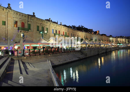 Le 19ème siècle les entrepôts, sur Pinto Wharf, sur Valletta Waterfront, régénéré, prêt pour le statut de ville européenne de la Culture en 2018, à Malte Banque D'Images