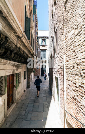 Venise, Vénétie / Italie- le 21 mai 2017 : rue appelée 'Borgolocco', typique ruelle étroite dans la partie la plus ancienne de l'île de Venise Banque D'Images